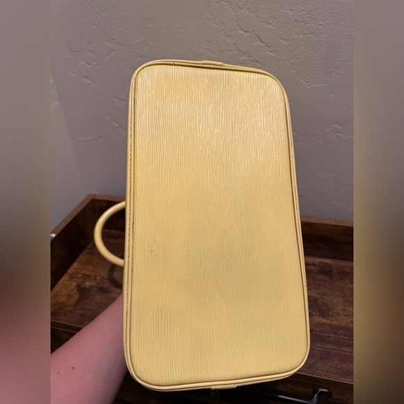 Louis Vuitton Alma - Picture 7 of 13